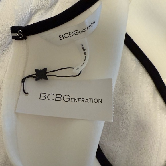 BCBGeneration sleeveless romper size 2 white w black trim Cutout on one side - Picture 5 of 9